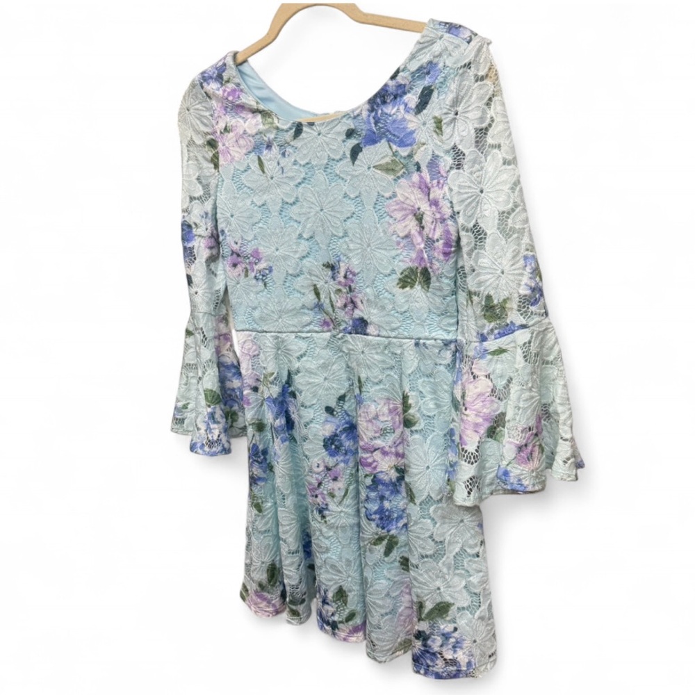 Amy wear floral lace dress with bell sleeves - Picture 2 of 7